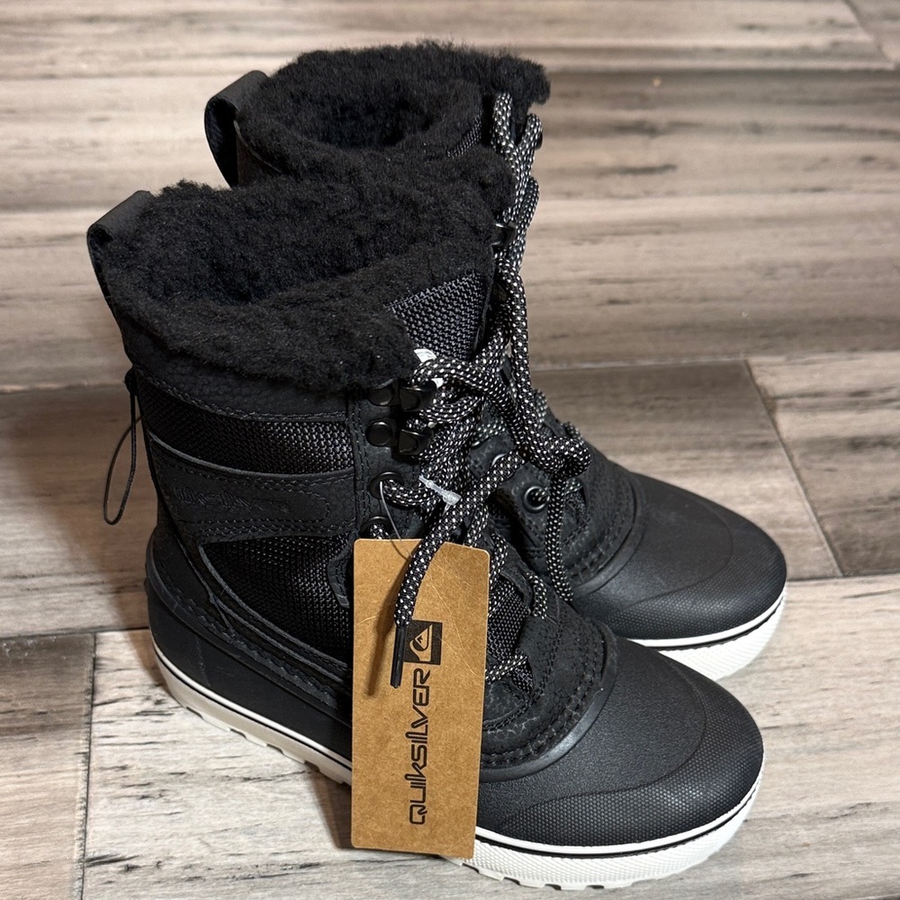 NWT Quiksilver Black Lace-Up Winter Boots with Faux Fur Collar